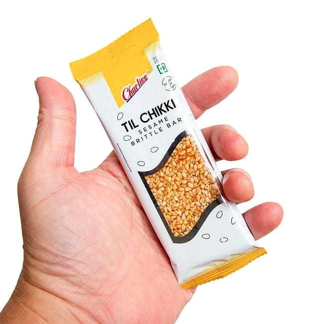 インドの伝統菓子 チャーリー ごまチッキ 30g - Charliee Til Chikki 30g 3 - これくらいのサイズ感。