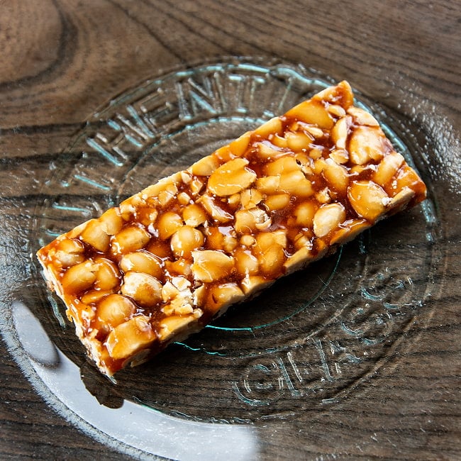 インドの伝統菓子 チャーリー ピーナッツチッキ 30g - Charliee Peanut Chikki 30g 2 - 小さくても食べ応えありです。