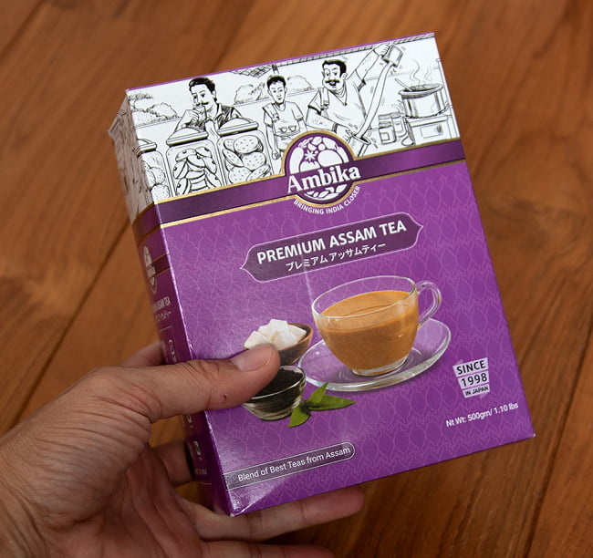 チャイ用紅茶 - CTC （箱）プレミアムアッサム紅茶【500g】 4 - サイズ比較のために手に持ってみました
