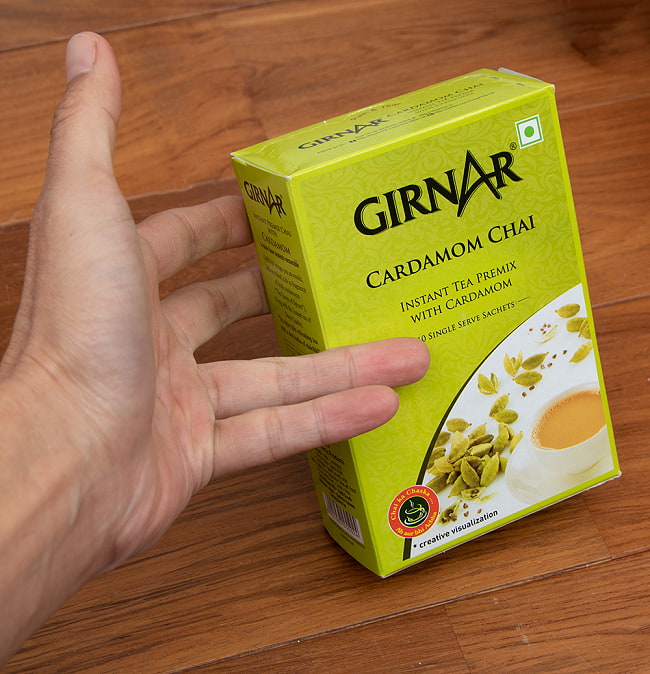 お湯を注ぐだけでインドのカルダモンチャイ！　CARDAMON CHAI 10袋入り[GIRNAR] 4 - サイズ比較のために、手と一緒に撮影しました