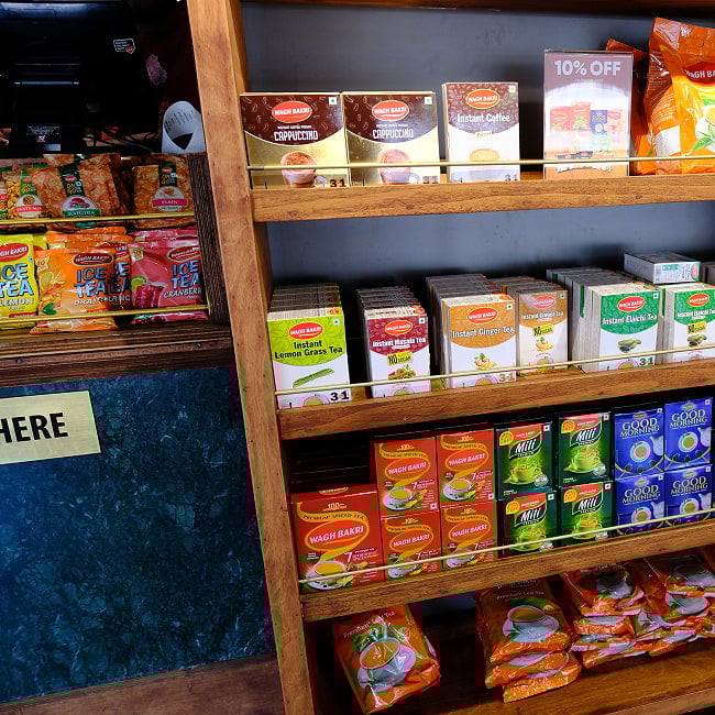 【WAGH BAKRI】マサラチャイ ティーバッグ Masala Chai Tea Bags 6 - お店の中ではティーバッグなどがたくさん売られています