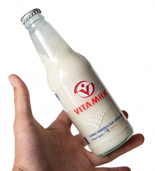 豆乳 VITAMILK （バイタミルク） 瓶入り[300ml] 2 - 大きさが判るように手に持ってみました
