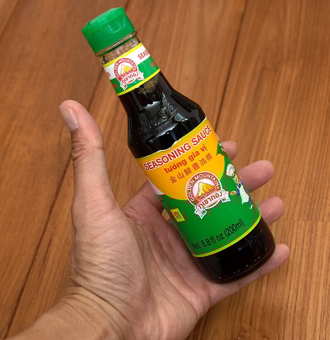 シーズニングソース  - 金山鮮醤油精[200ml][Golden Mountain] 5 - 大きさが判るように手に持ってみました