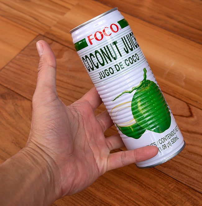 FOCO ココナッツジュース (COCONUT JUICE) 500ml 4 - サイズ比較のために手に持ってみました