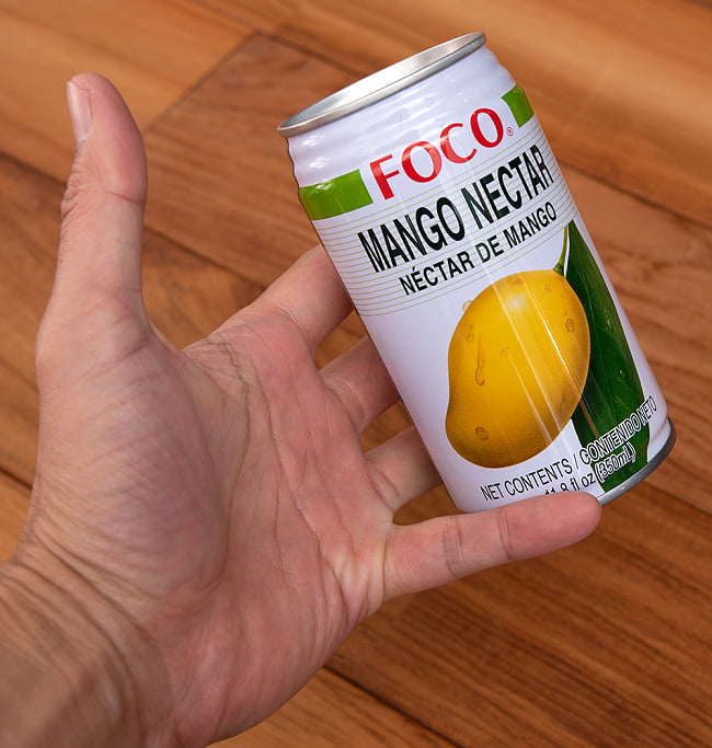 （ワケあり）FOCO マンゴージュース 350ml缶 4 - サイズ比較のために手に持ってみました