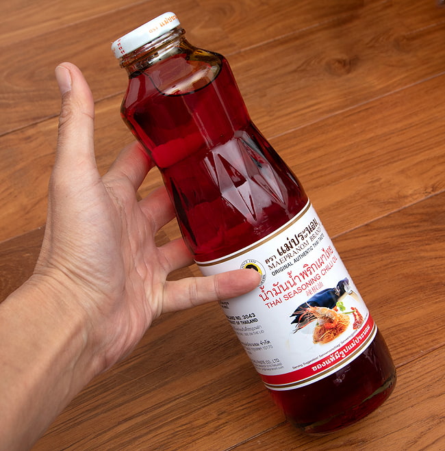 シーズニングオイル 瓶 Lサイズ　タイのラー油 [たっぷり750ml]【メープラノム】 4 - サイズ比較のために、手に持ってみました