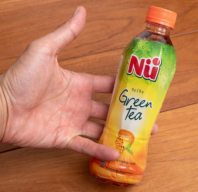アジアの甘い緑茶 はちみつ入り - NU Green Tea Honey 330ml 4 - サイズ比較のために手に持ってみました