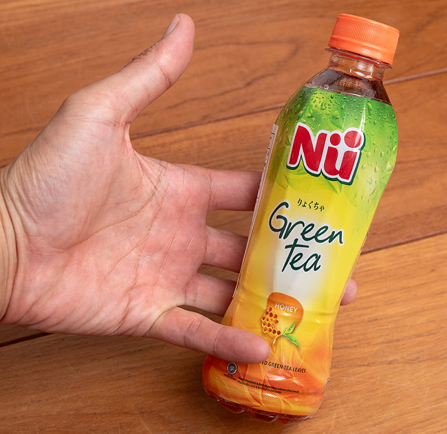 【NU】Green Tea Honey インドネシアの甘い緑茶 はちみつ入り 330ml 4 - サイズ比較のために手に持ってみました