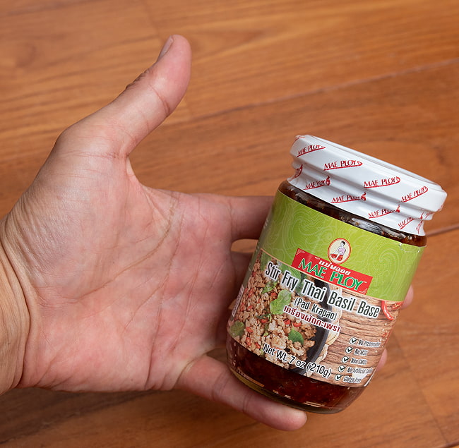 【MAE PLOY】STIR FRY THAI BASIL BASE ガパオの素  4 - 大きさが判るように手に持ってみました