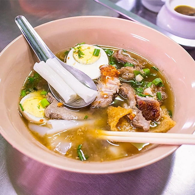 タイのくるくる米麺 クワイジャップ インスタントヌードル チキンスープ味 4 - 現地でのクワイジャップの写真です。色々なトッピングをつけてお召し上がりください