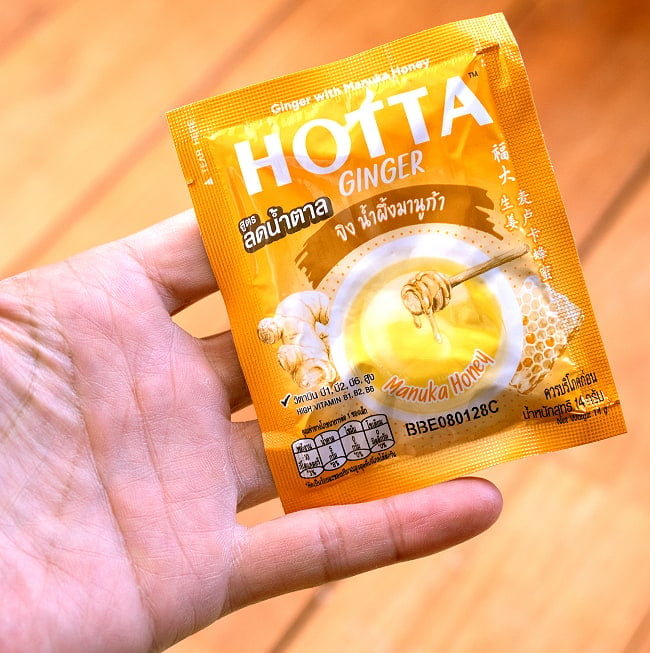 ビシッと辛い タイの生姜ドリンク マヌカハニー味 - HOTTA Ginger with Manuka Honey [14g x 5袋] 6 - サイズ比較のために手に持ってみました