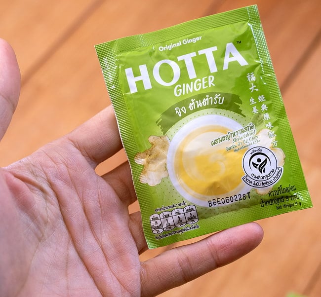 ビシッと辛い タイの生姜ドリンク オリジナル味 - HOTTA Instant Ginger Original [9g x 5袋] 7 - サイズ比較のために手に持ってみました