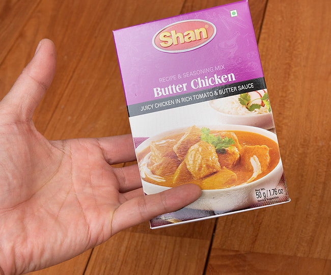 バターチキン スパイス ミックス - Butter Chicken PECIPE & SEASOING MIX - 50g 【Shan】 5 - 手に持ってみました。外箱には、英語、スペイン語等の多国語表記です。箱の中にはウルドゥ語のレシピがあります。こちらの黄色い箱でのお届けになる場合がございます。何卒、ご了承下さい。