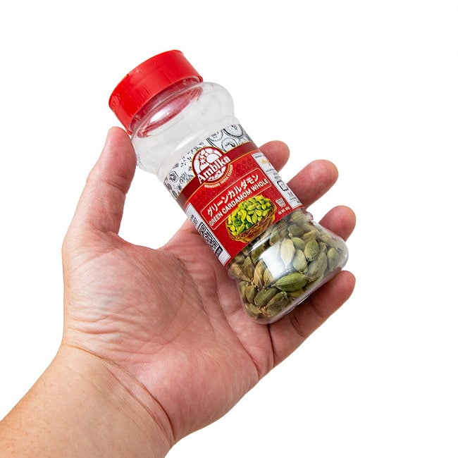 グリーンカルダモン ホール - Green Cardamom Whole 【50gボトル】 4 - これくらいのサイズ感です。