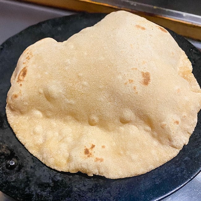 チャッキ フレッシュ アタ - チャパティ用の全粒粉 インド産【1000g】 4 - ティラキタスタッフの調理例です。よく膨らみますよ！