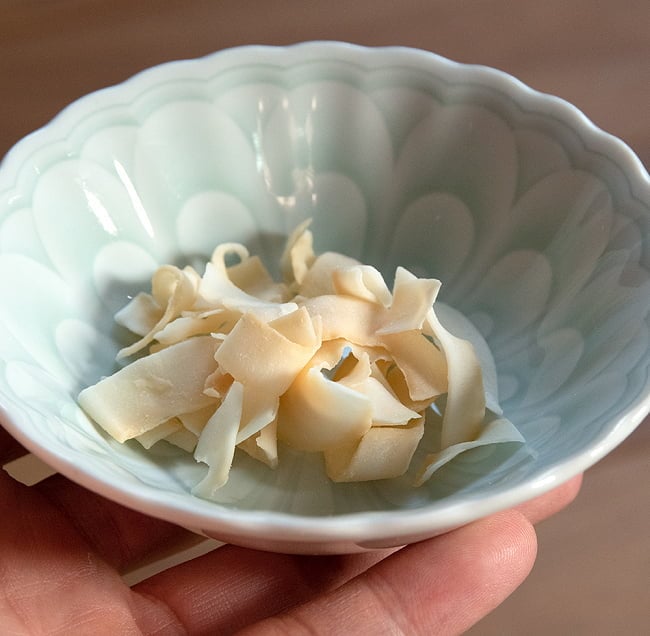 ココナッツチップス  - COCONUTS CHIPS 40g 7 - ココナッツの甘みがじんわりと口の中に広がりますよ