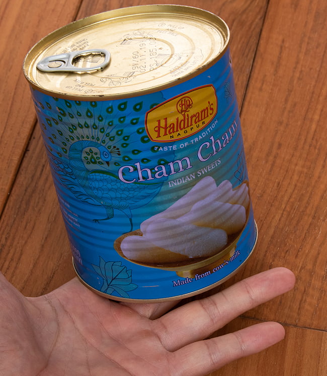 　【缶凹み有り】チャムチャム-Cham Cham　1kg【Hardirams】 4 - サイズ比較のために手に持ってみました