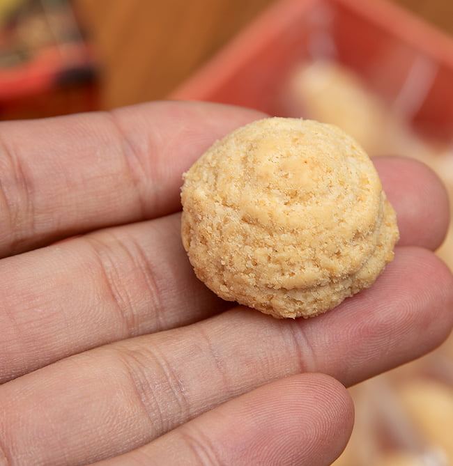 カンボジア ココナッツ クッキー個包装 100g入り 7 - クッキーを手に持ってみました