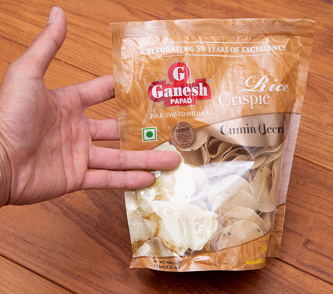 お米のミニ パパド - Rice Crispie Ganesh papad - クミン - Cumin 4 - サイズ比較のために手に持ってみました