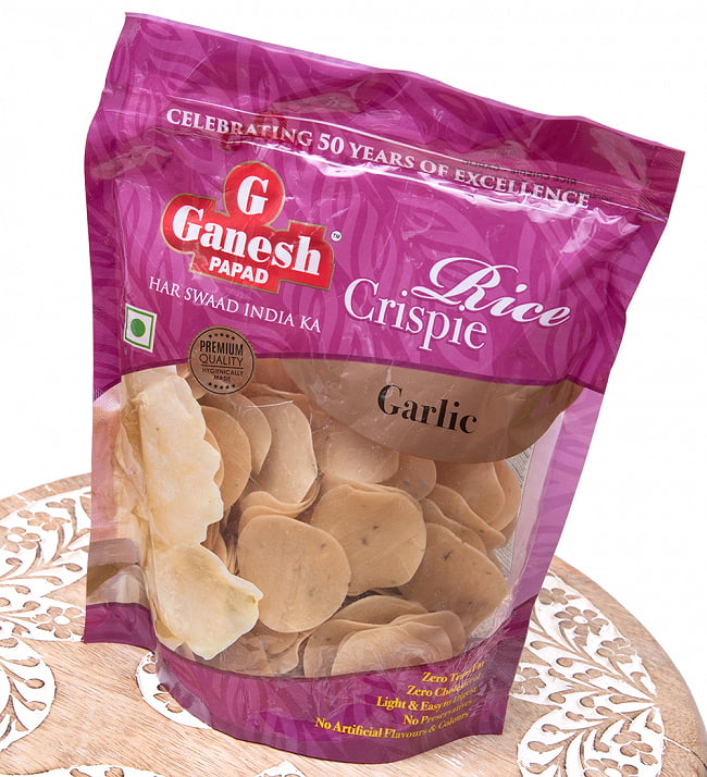 お米のミニ パパド - Rice Crispie Ganesh papad - ガーリック - Garlic 2 - 斜めから撮影しました