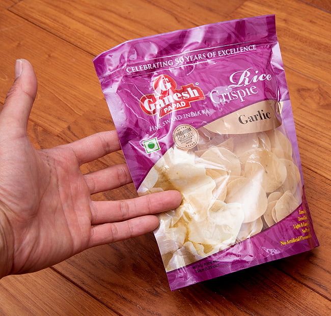 お米のミニ パパド - Rice Crispie Ganesh papad - ガーリック - Garlic 5 - サイズ比較のために手に持ってみました