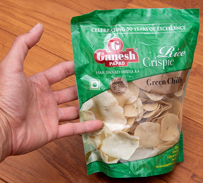 お米のミニ パパド - Rice Crispie Ganesh papad - 青唐辛子 - Green Chilly 4 - サイズ比較のために手に持ってみました