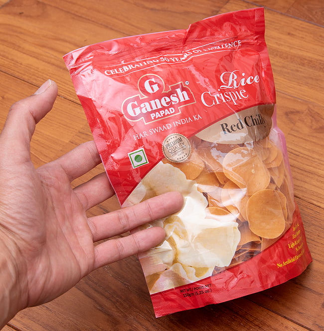 お米のミニ パパド - Rice Crispie Ganesh papad - 赤唐辛子 - Red Chilly 5 - サイズ比較のために手に持ってみました