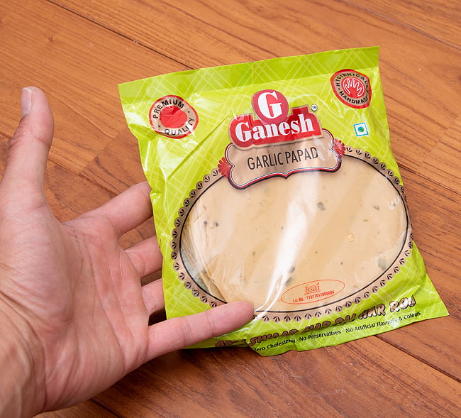 ガーリック パパド - GARLIC PAPAD - 200g【Ganesh】 4 - サイズ比較のために手に持ってみました