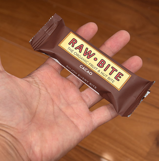 有機フルーツ バー - RAW BITE 50g -CACAO - カカオ 3 - サイズ比較のために手に持ってみました