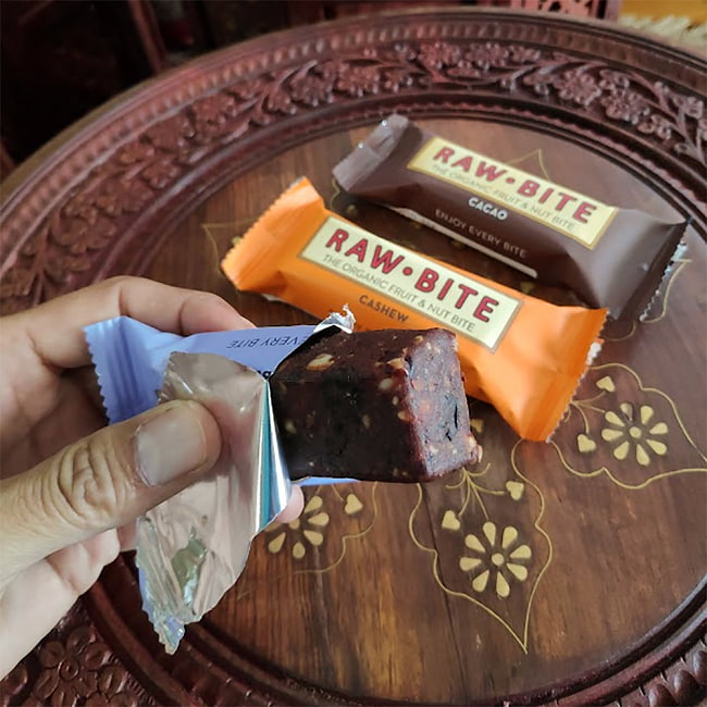 有機フルーツ バー - RAW BITE 50g -CACAO - カカオ 4 - 実際に中を開けてみました。ナチュラルな味のフルーツバーで、大変美味しいです