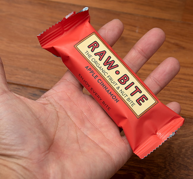 有機フルーツ バー - RAW BITE 50g -APPLE CINNAMON - アップルシナモン 3 - サイズ比較のために手に持ってみました