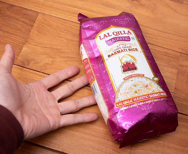 超長粒バスマティライス 高級品 1kg - Extra Long Grain Basmati Rice  【LAL QILLA】 4 - サイズ比較のために手に持ってみました