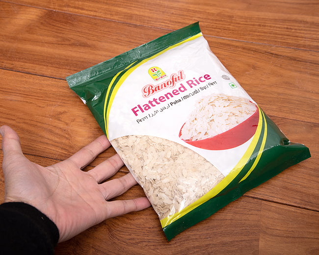 ライス フレーク ポハ - Flattened Rice Poha - 500g 【Banoful】 6 - サイズ比較のために手にもってみました