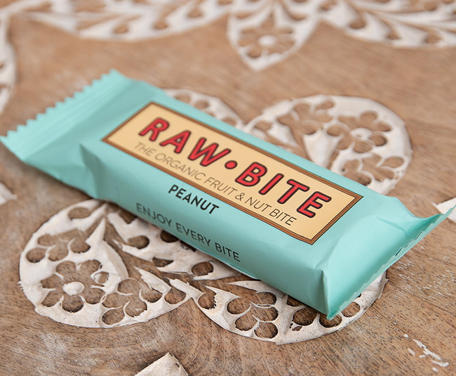 有機フルーツ バー - RAW BITE 50g -PEANUT - ピーナッツ 3 - 斜めから撮影しました