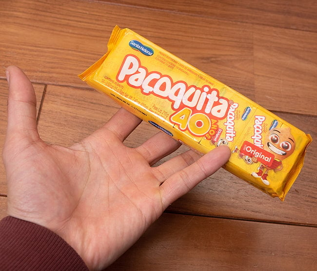 パソキッタ ミニ クアドラーダ 15g×14個(210g) - PACOQUITA MINI QUADRADA 4 - サイズ比較のために手に持ってみました