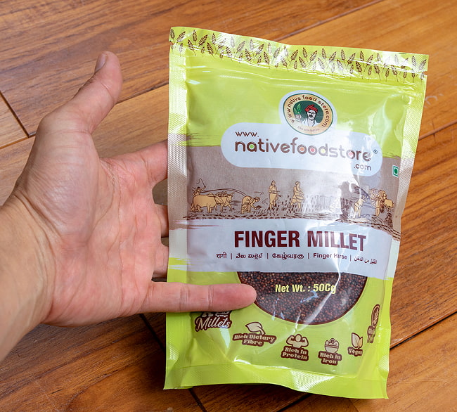 栄養価の高いインドの雑穀 シコクビエ  - FINGER MILLET 【500g】 4 - サイズ比較のために手に持ってみました