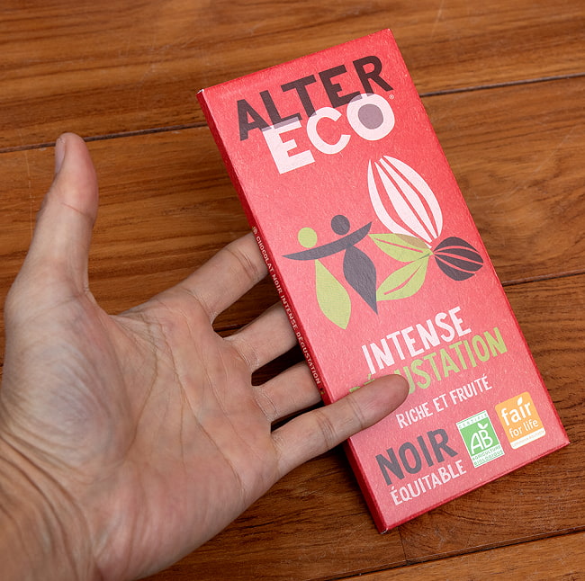 オーガニックフェアトレードチョコ ノワール アンターンス - 100g【ALTER ECO・アルテルエコ】 3 - サイズ比較のために手に持ってみました