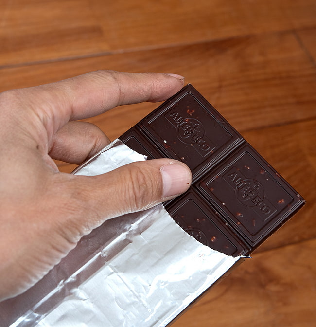 オーガニックフェアトレードチョコ ノワール アンターンス - 100g【ALTER ECO・アルテルエコ】 6 - 食べてみると…これは美味しいチョコレートです!!
