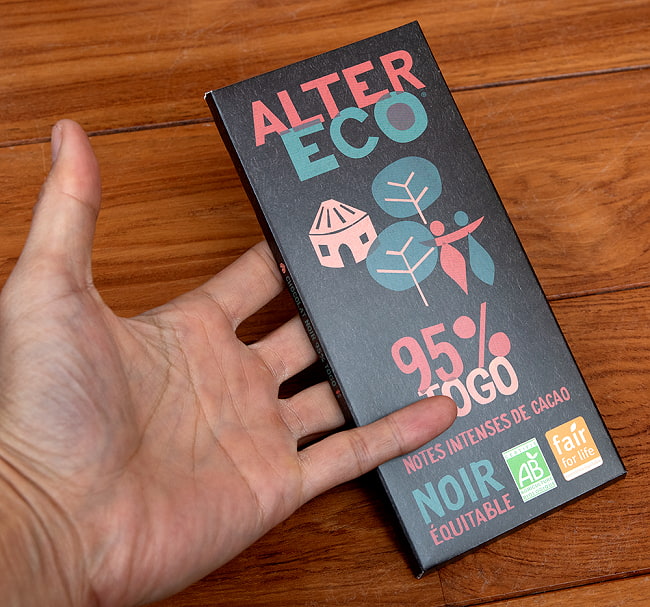 オーガニックフェアトレードチョコ ノワール トーゴ - 100g【ALTER ECO・アルテルエコ】 3 - サイズ比較のために手に持ってみました