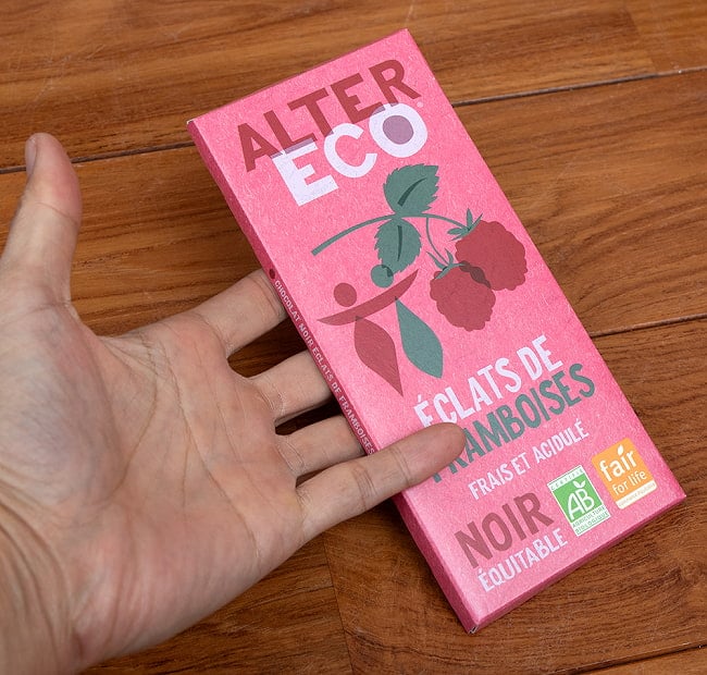 オーガニックフェアトレードチョコ ノワール フランボワーズ - 100g【ALTER ECO・アルテルエコ】 3 - サイズ比較のために手に持ってみました