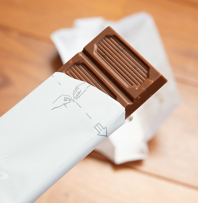フェアトレード＆オーガニックチョコ・板チョコオーガニック ビター・ザクロ[50g][12個までメール便可] 5 - チョコレートを開てみました。美味しいチョコレートですよ