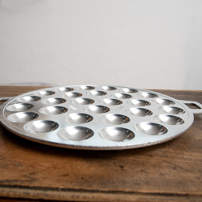 カノムクロック焼き器　タイの屋台菓子　アルミ製焼き型　28個 6 - 真横から見た様子です。薄いプレート状ですね