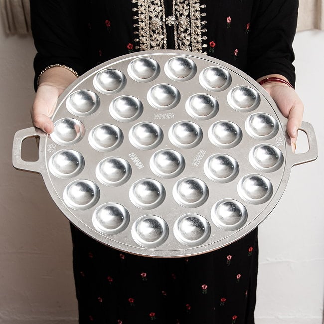 カノムクロック焼き器　タイの屋台菓子　アルミ製焼き型　28個 7 - 手に持ってみた感じです