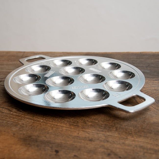 カノムクロック焼き器　タイの屋台菓子　アルミ製焼き型　13個 5 - 真横から見た様子です。薄いプレート状ですね