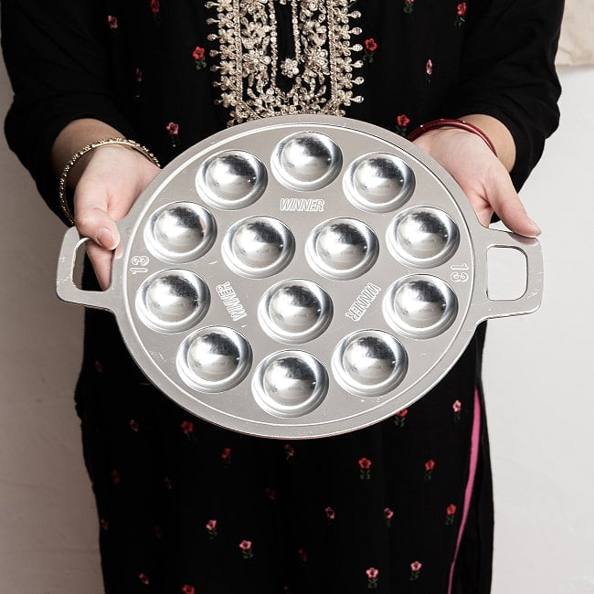 カノムクロック焼き器　タイの屋台菓子　アルミ製焼き型　13個 7 - 手に持ってみた感じです