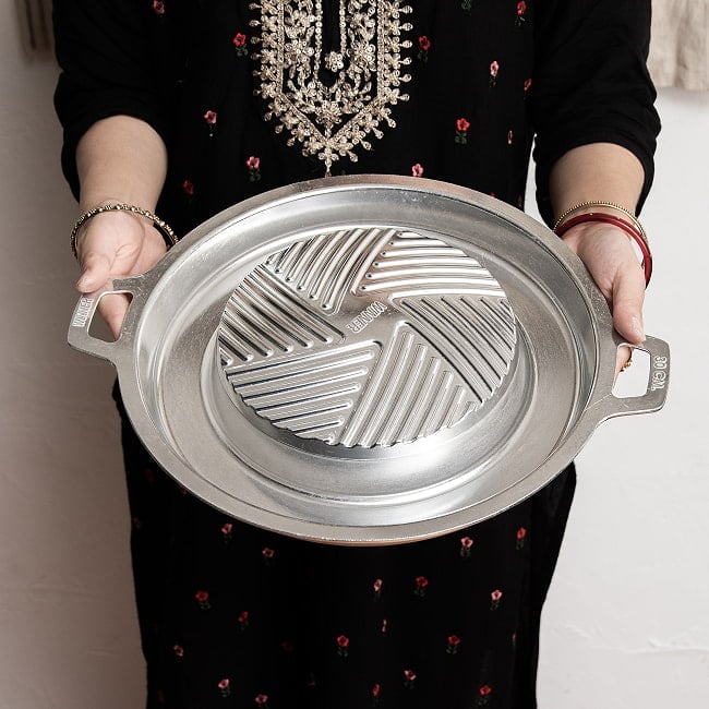 [30cm・着脱式]高品質アルミ製　ムーガタ　 タイの焼き肉しゃぶしゃぶ鍋　焦げ付きにくい 9 - 手に持ってみた感じです