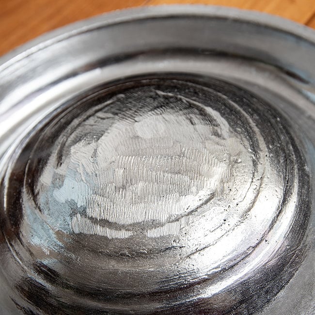 [30cm・フラット]高品質アルミ製　ムーガタ　 タイの焼き肉しゃぶしゃぶ鍋　溢れる高級感 4 - 中央部はこのようになっています。槌目仕上げがかっこいいですね