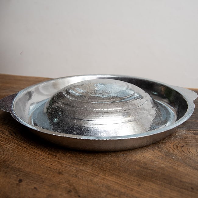 [30cm・フラット]高品質アルミ製　ムーガタ　 タイの焼き肉しゃぶしゃぶ鍋　溢れる高級感 6 - 真横から見た様子です