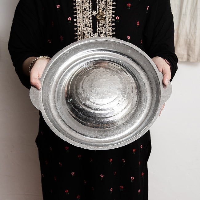 [30cm・フラット]高品質アルミ製　ムーガタ　 タイの焼き肉しゃぶしゃぶ鍋　溢れる高級感 7 - 手に持ってみた感じです