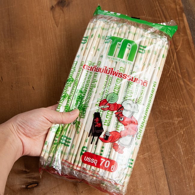 タイの竹箸　70膳セット　アウトドアにも！ 3 - パックを手に持ってみた様子です